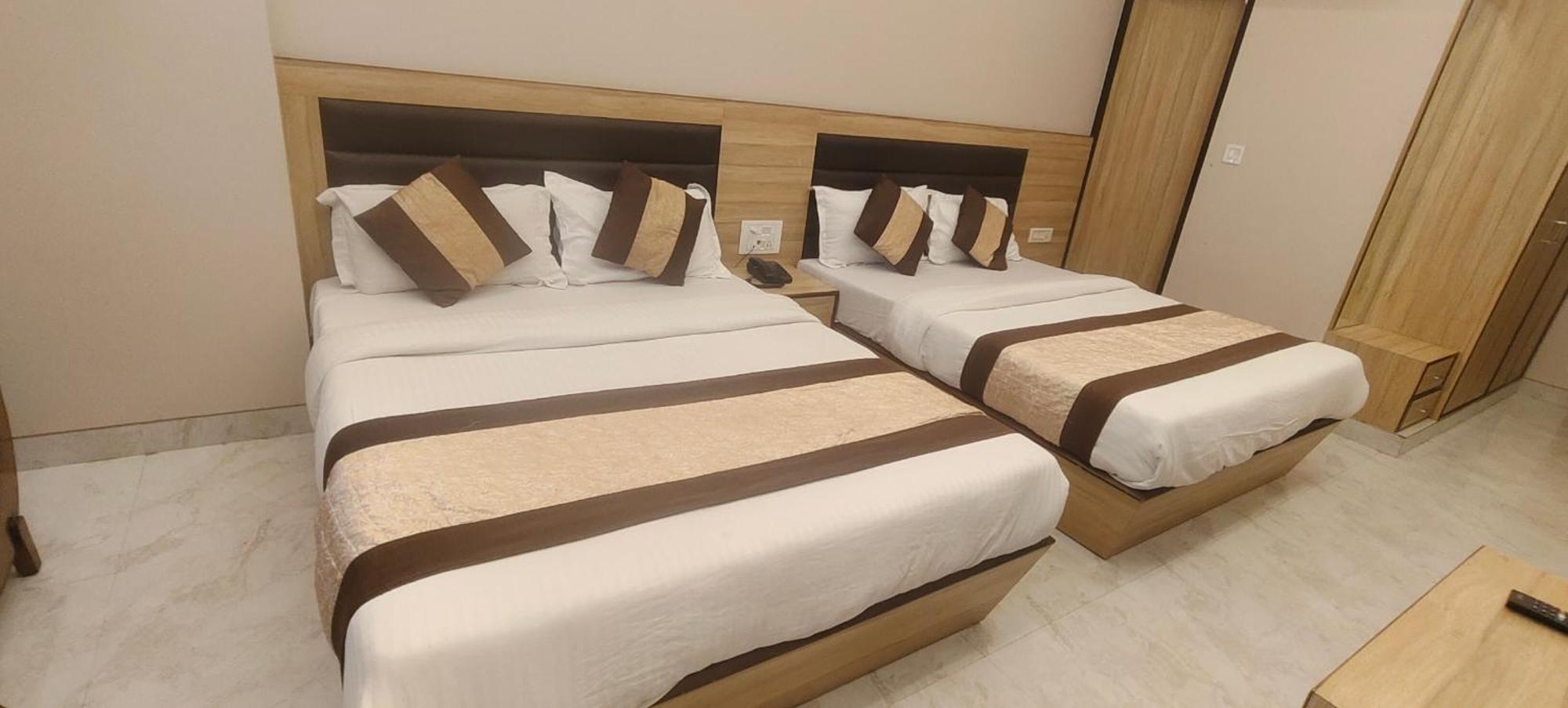 Hotel Express New Delhi Exterior photo