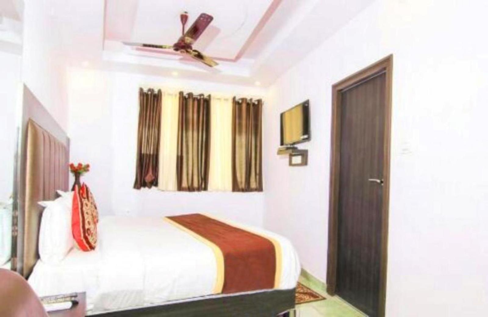 Hotel Express New Delhi Exterior photo