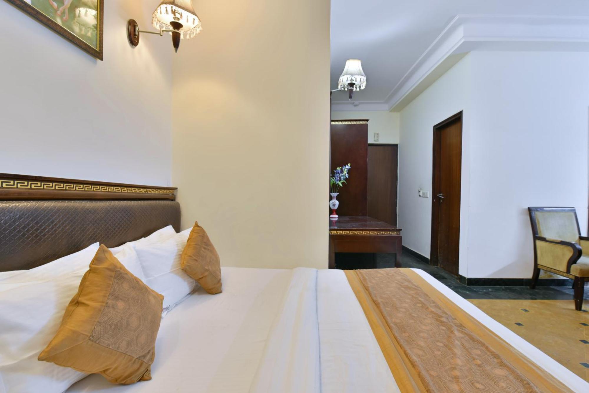 Hotel Express New Delhi Exterior photo